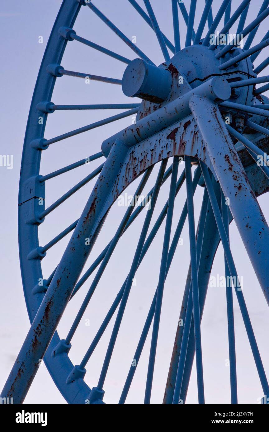 Newcastle-under-Lyme, Staffordshire, 04,08.2022, Apedale pit wheel memoriale e vasca di carbone situato nel parco comunale di Apedale, ex miniera di opencast Foto Stock