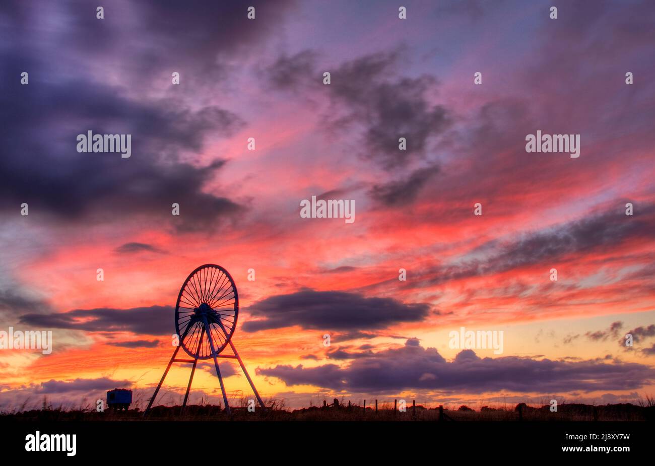 Newcastle-under-Lyme, Staffordshire, 04,08.2022, Apedale pit wheel memoriale e vasca di carbone situato nel parco comunale di Apedale, ex miniera di opencast Foto Stock