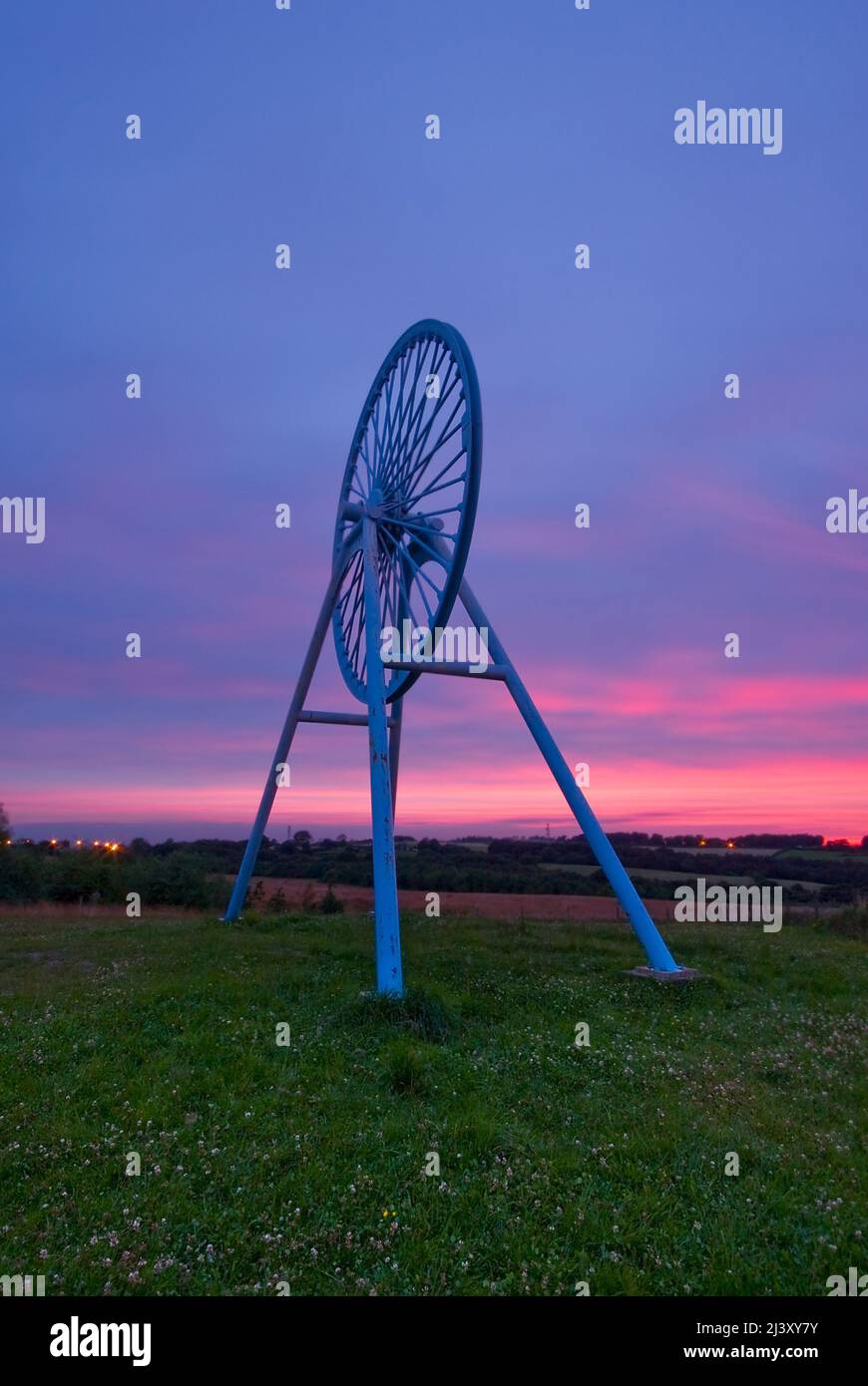 Newcastle-under-Lyme, Staffordshire, 04,08.2022, Apedale pit wheel memoriale e vasca di carbone situato nel parco comunale di Apedale, ex miniera di opencast Foto Stock