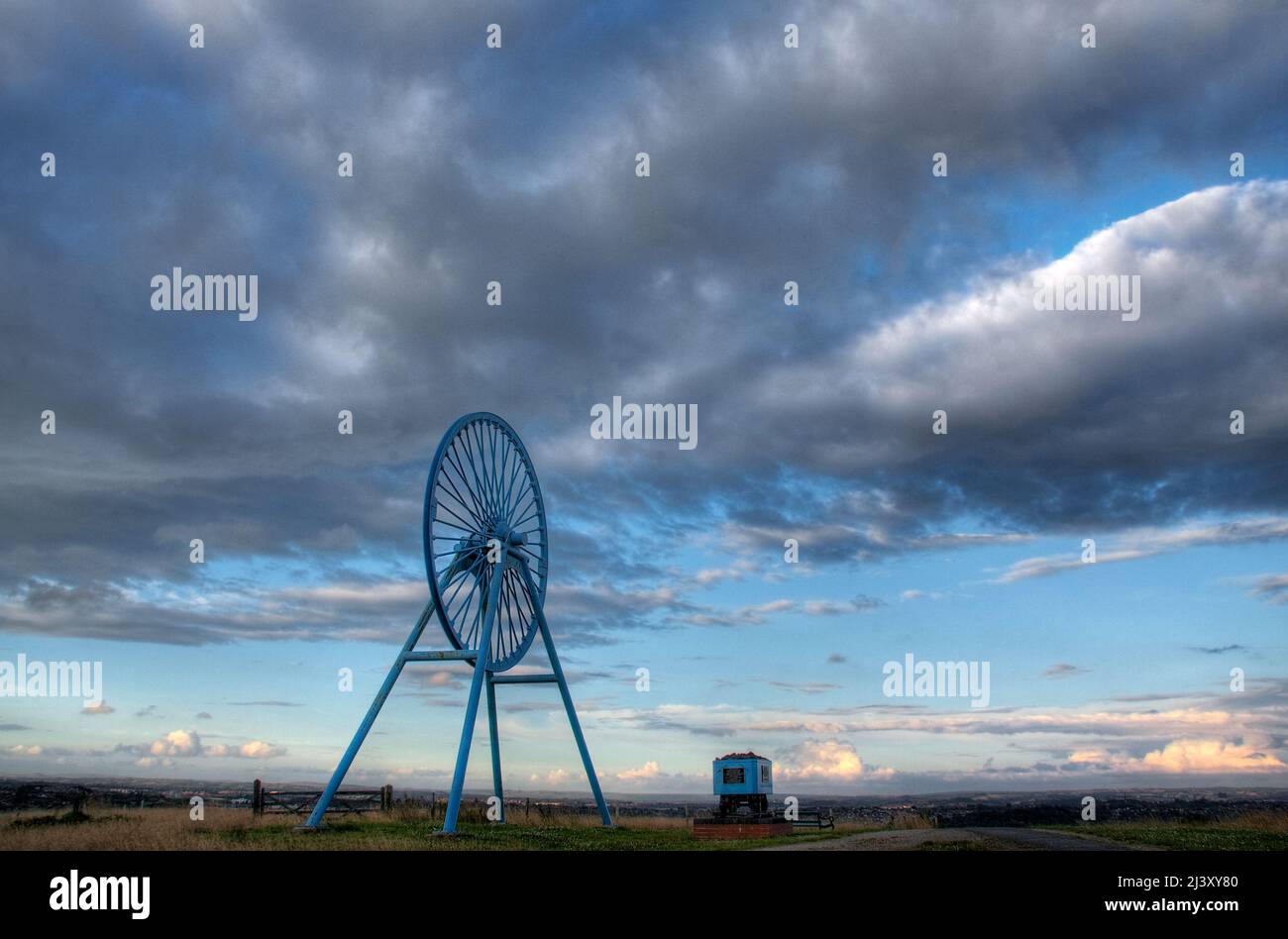 Newcastle-under-Lyme, Staffordshire, 04,08.2022, Apedale pit wheel memoriale e vasca di carbone situato nel parco comunale di Apedale, ex miniera di opencast Foto Stock