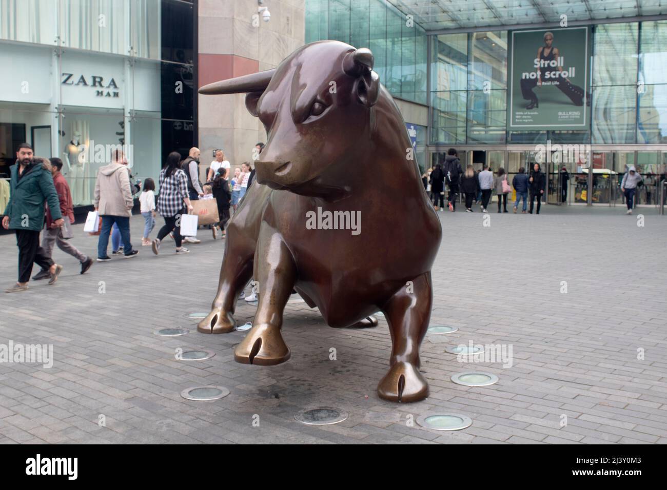 The Bull by Laurence Broderick, statua fuori dal Bullring & Grand Central centro commerciale, Birmingham Inghilterra Regno Unito Foto Stock