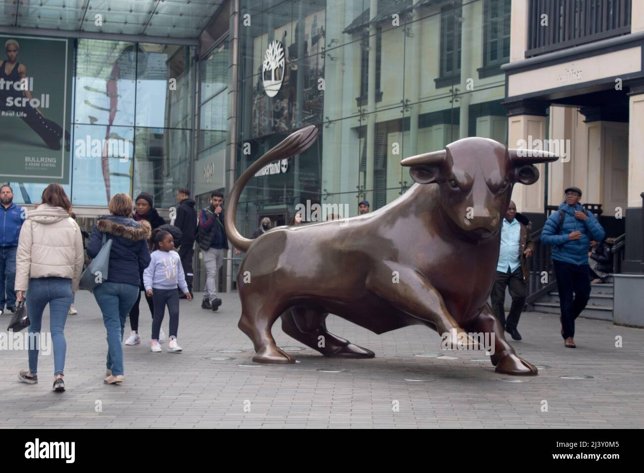 The Bull by Laurence Broderick, statua fuori dal Bullring & Grand Central centro commerciale, Birmingham Inghilterra Regno Unito Foto Stock