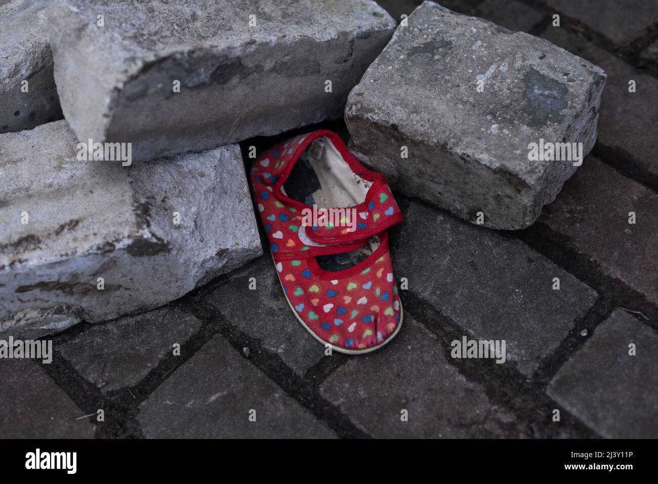 scarpe per bambini nelle rovine, la guerra Foto Stock