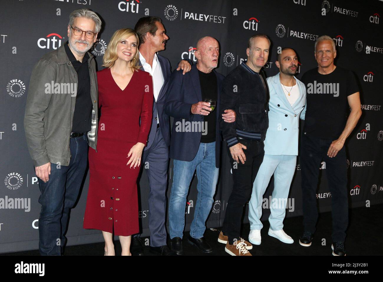 Los Angeles, California. 9th Apr 2022. Peter Gould, Rhea Seehorn, Tony Dalton, Johnathan Banks, Bob Odenkirk, Michael Mando, Patrick Fabian, Giancarlo Esposito agli arrivi per MEGLIO CHIAMARE SAUL al PaleyFest LA 2022, Dolby Theatre, Los Angeles, CA 9 aprile 2022. Credit: Priscilla Grant/Everett Collection/Alamy Live News Foto Stock