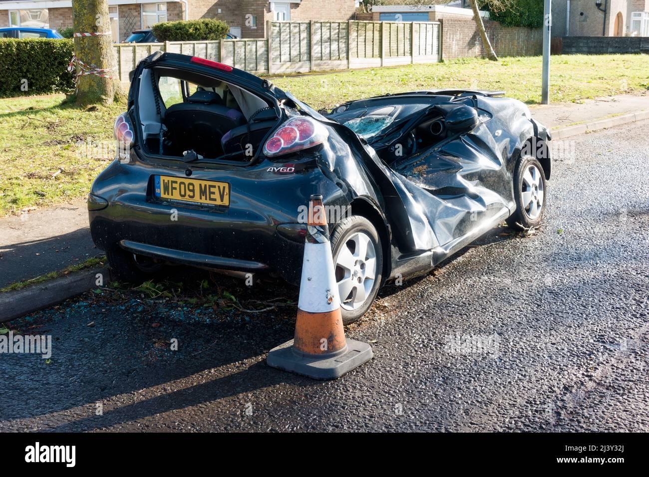 Warminster,Wiltshire,UK - Febbraio 22 2022: Una Toyota Aygo auto che è stato schiacciato da un albero caduto, che è stato poi rimosso, durante Storm Eunice Foto Stock