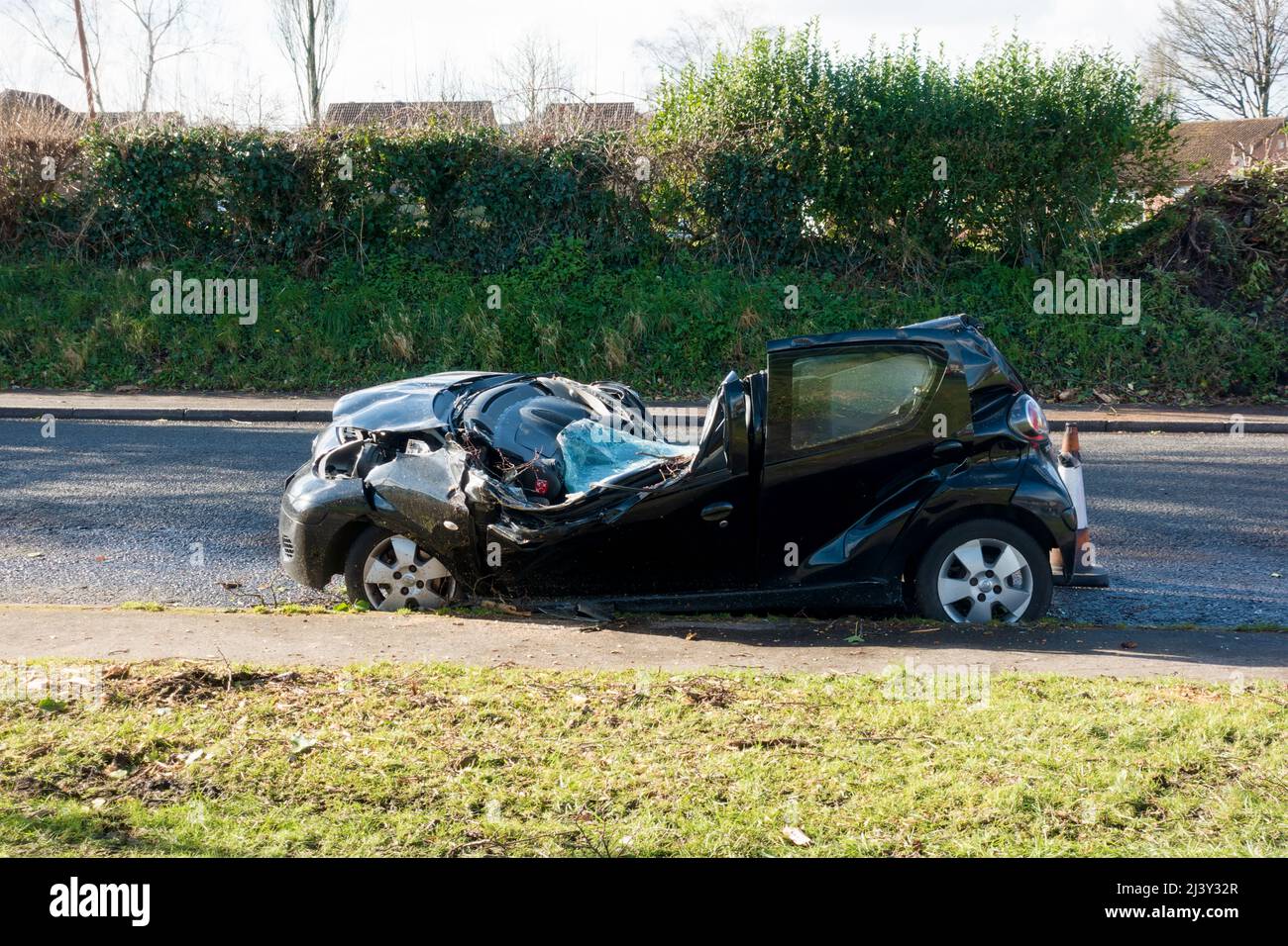Warminster,Wiltshire,UK - Febbraio 22 2022: Una Toyota Aygo auto che è stato schiacciato da un albero caduto, che è stato poi rimosso, durante Storm Eunice Foto Stock
