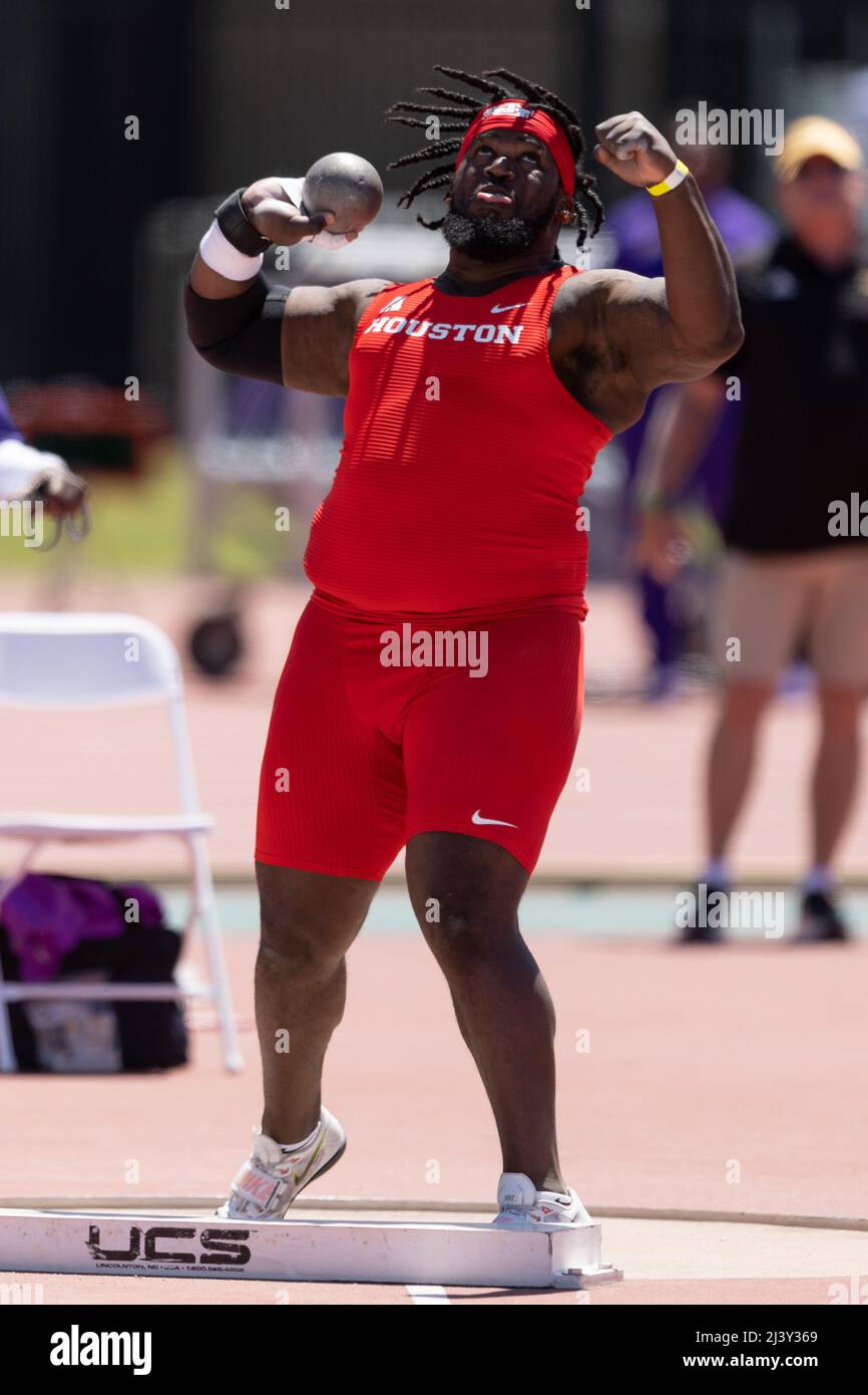 Johnny Howell di Houston lancia il colpo messo (48’ 6 1/2” / 14,80m), sabato 9 aprile 2022, a Baton Rouge, Louisiana. (Kirk Meche/immagine dello sport) Foto Stock