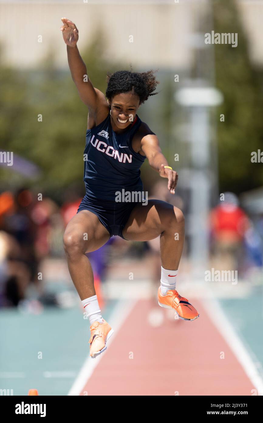 Jasmine Barrow di UConn salti lunghi (18’ 5 1/4” / 5,62m), sabato 9 aprile 2022, a Baton Rouge, Louisiana. (Kirk Meche/immagine dello sport) Foto Stock
