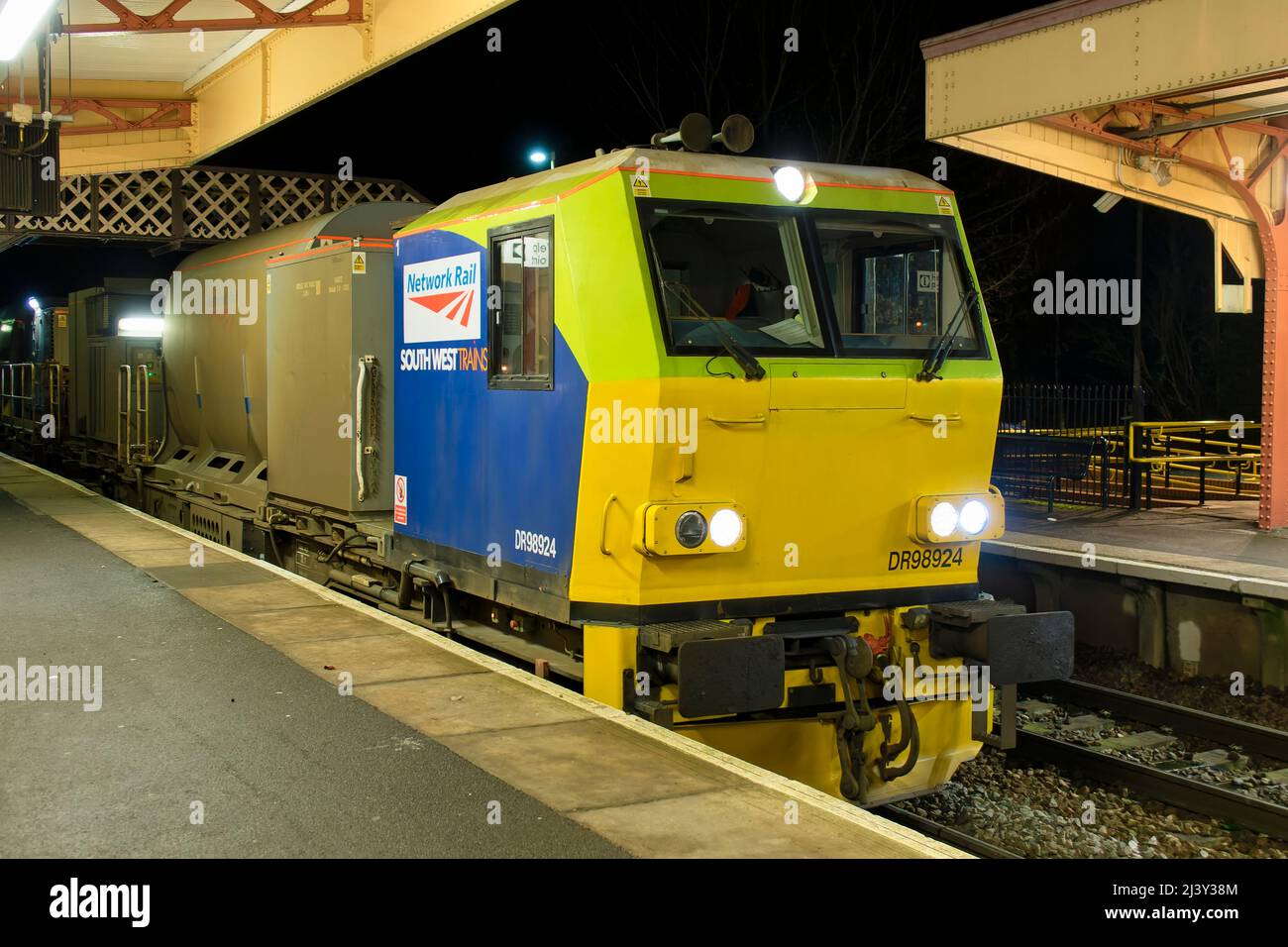 Warminster, Wiltshire, Regno Unito - Dicembre 5 2017: Network Rail/ South West Trains (SWT) MPV Railhead Treatment Train(RHTT)No DR98924 alla stazione di Warminster Foto Stock