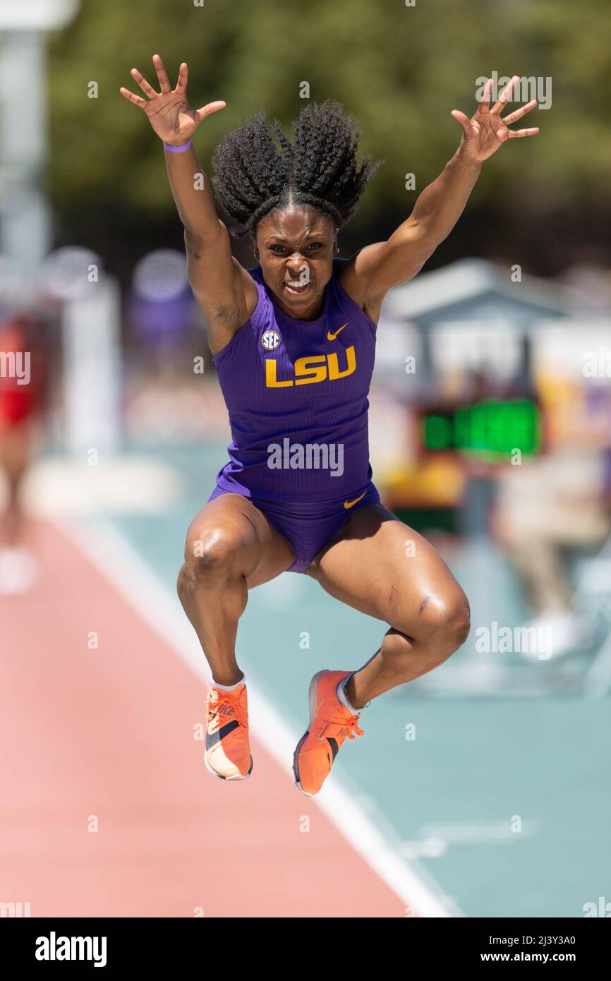 Serena Bolden della LSU vince il salto lungo con un salto di (20’ 6 3/4” / 6,27m), sabato 9 aprile 2022, a Baton Rouge, Louisiana. (Kirk Meche/immagine di Foto Stock