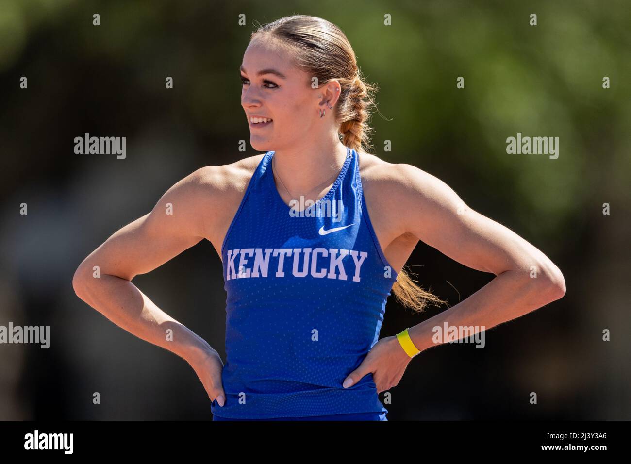 Abby Steiner del Kentucky ama il tempo di 10,92 che vede sul tabellone, sabato 9 aprile 2022, a Baton Rouge, Louisiana. (Kirk Meche/Imag Foto Stock