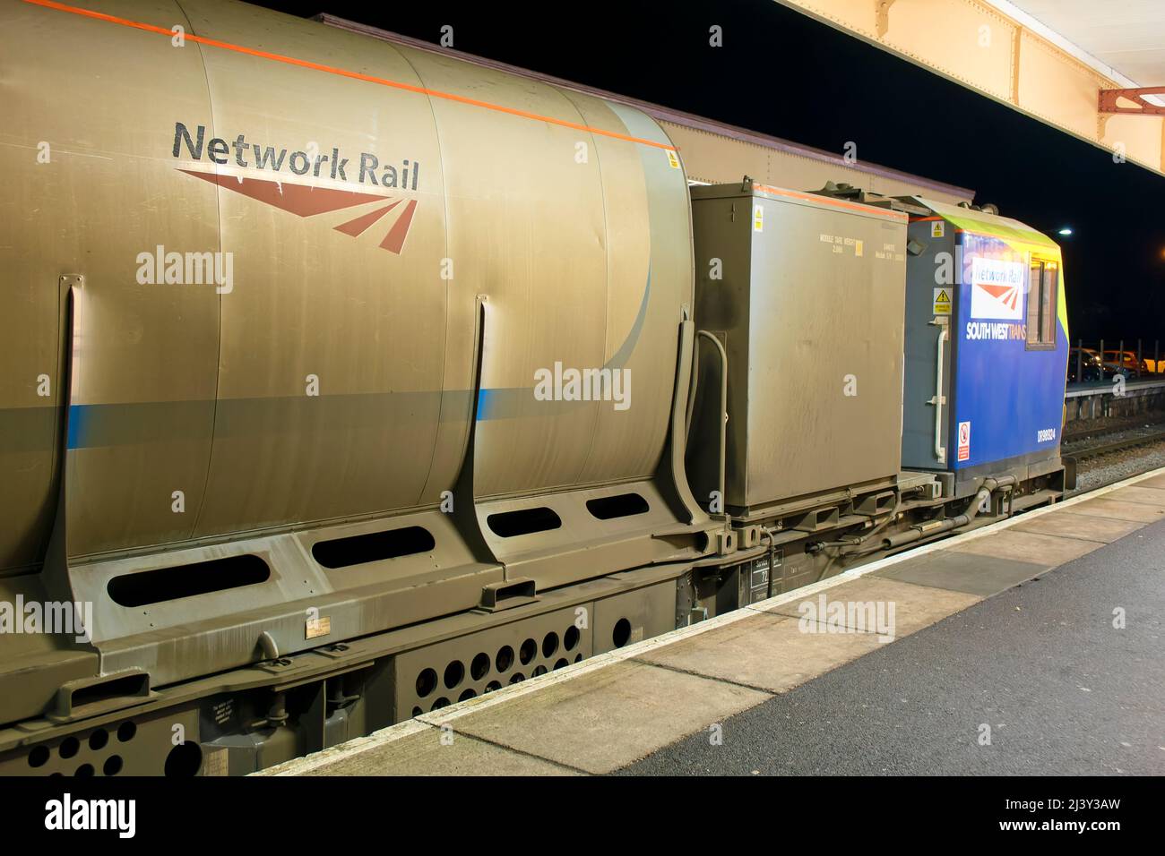 Warminster, Wiltshire, Regno Unito - Dicembre 5 2017: Network Rail/ South West Trains (SWT) MPV Railhead Treatment Train(RHTT)No DR98924 alla stazione di Warminster Foto Stock