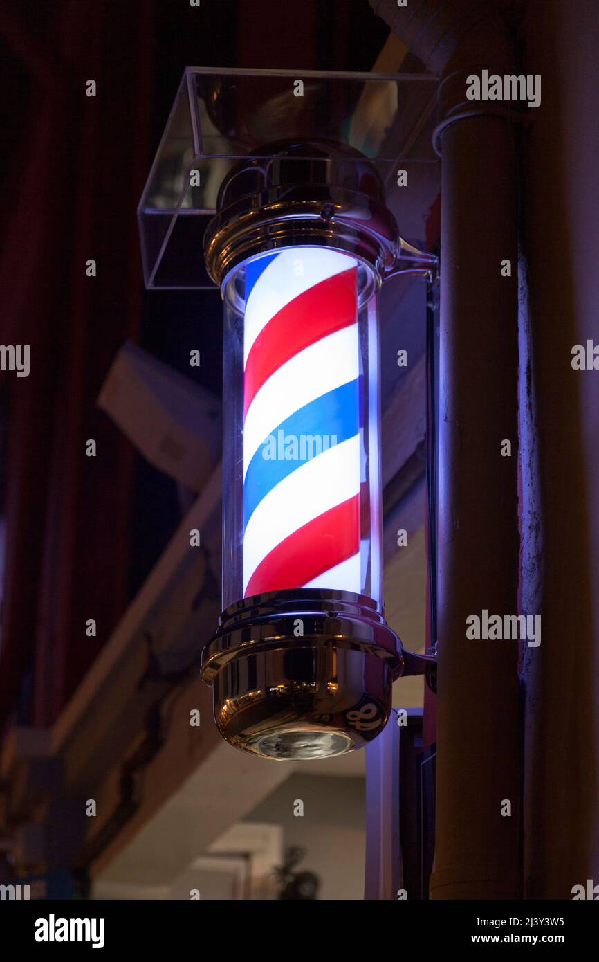 Barber's pole in una piccola strada di Singapore. Foto Stock