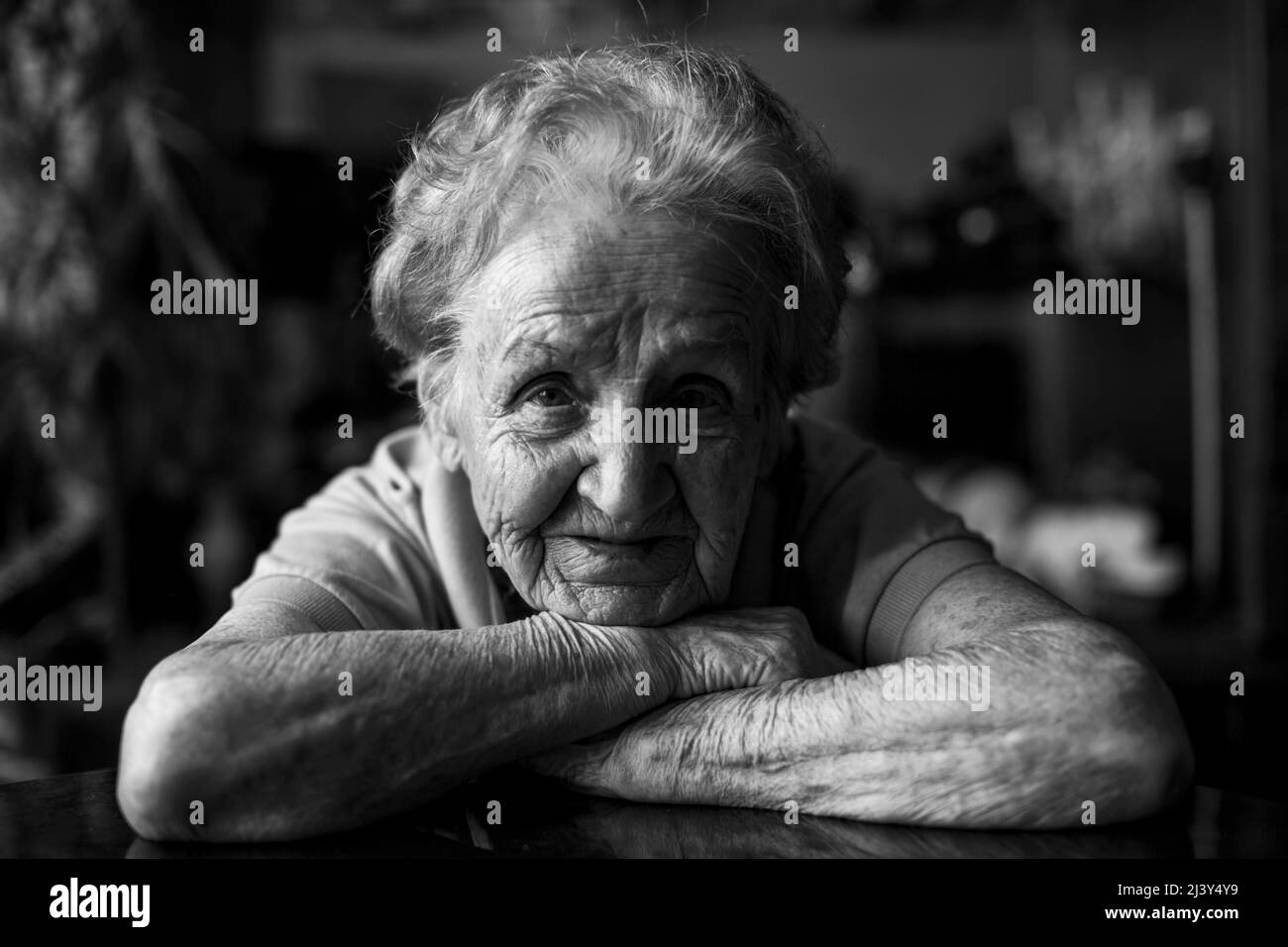 Ritratto di una vecchia donna. Foto in bianco e nero. Foto Stock