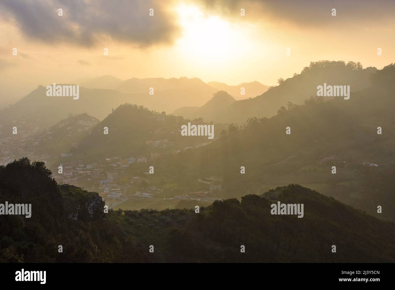 Valle di Las Mercedes, nebbia che si forma sulle montagne di Anaga al tramonto, a nord-est di Tenerife Isole Canarie Spagna. Vista dal Mirador de Jardina. Foto Stock