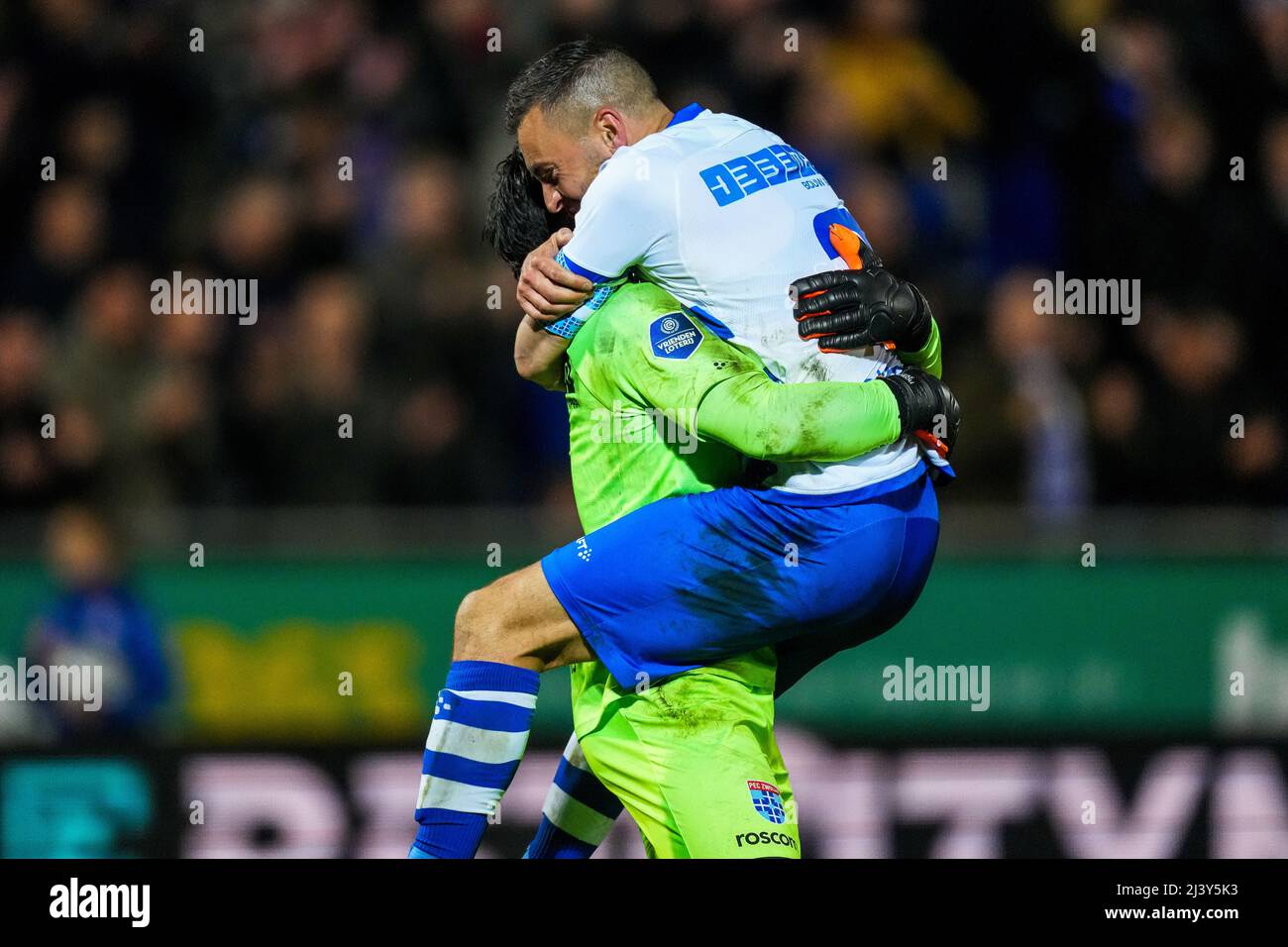 ZWOLLE - (lr) il portiere di PEC Zwolle Kostas Lamprou, Bram van Polen o PEC Zwolle celebrano la vittoria durante la partita olandese Eredivie tra PEC Zwolle e AZ allo stadio MAC3Park il 10 aprile 2022 a Zwolle, Paesi Bassi. ANP ED DEL POL Foto Stock