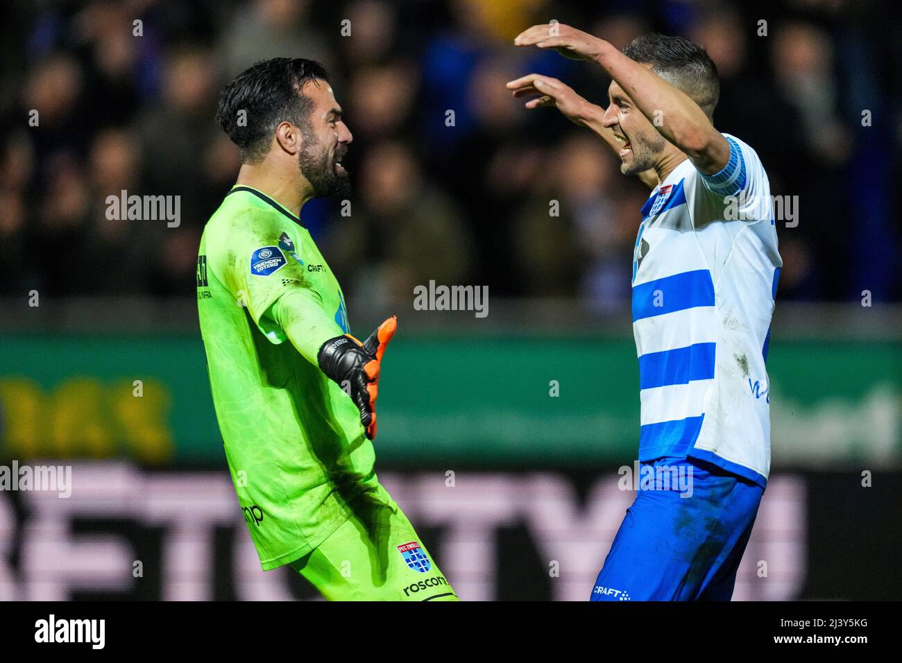 ZWOLLE - (lr) il portiere di PEC Zwolle Kostas Lamprou, Bram van Polen o PEC Zwolle celebrano la vittoria durante la partita olandese Eredivie tra PEC Zwolle e AZ allo stadio MAC3Park il 10 aprile 2022 a Zwolle, Paesi Bassi. ANP ED DEL POL Foto Stock