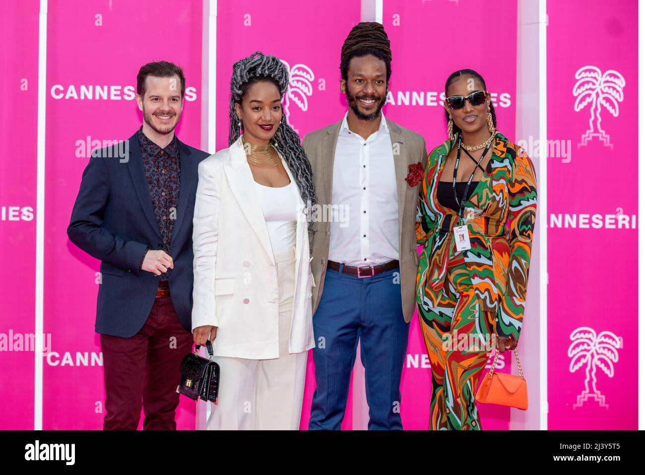 CANNES, FRANCIA - APRILE 05 2022, gli attori frequentano il tappeto rosa durante il Festival delle Canneseries 5th a Cannes, Francia Foto Stock