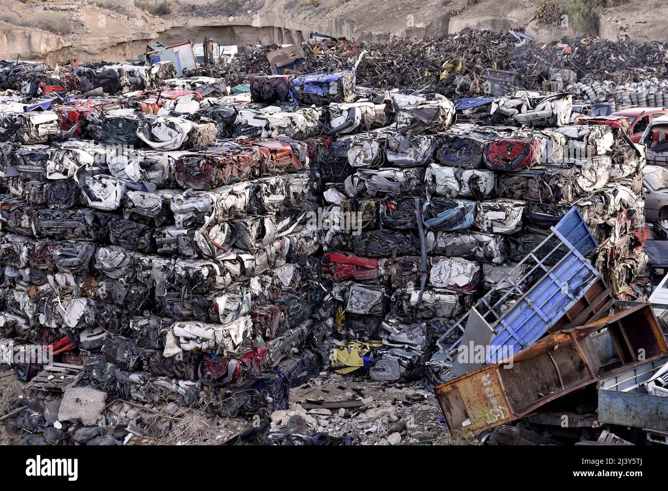 Demolita auto rottamate impilati in scrapyard prima di essere sminuzzato, Tenerife Canarie Spagna. Foto Stock