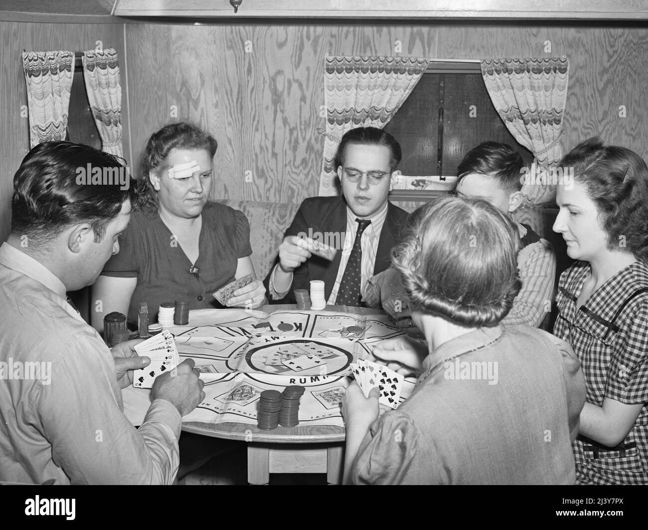 Burlington, Iowa. Sunnyside unità FSA (Farm Security Administration) rimorchio campo. Domenica sera gioco di carte con i vicini nel rimorchio della famiglia Heller, che lavorano presso lo stabilimento di Burlington, 1942 febbraio Foto Stock