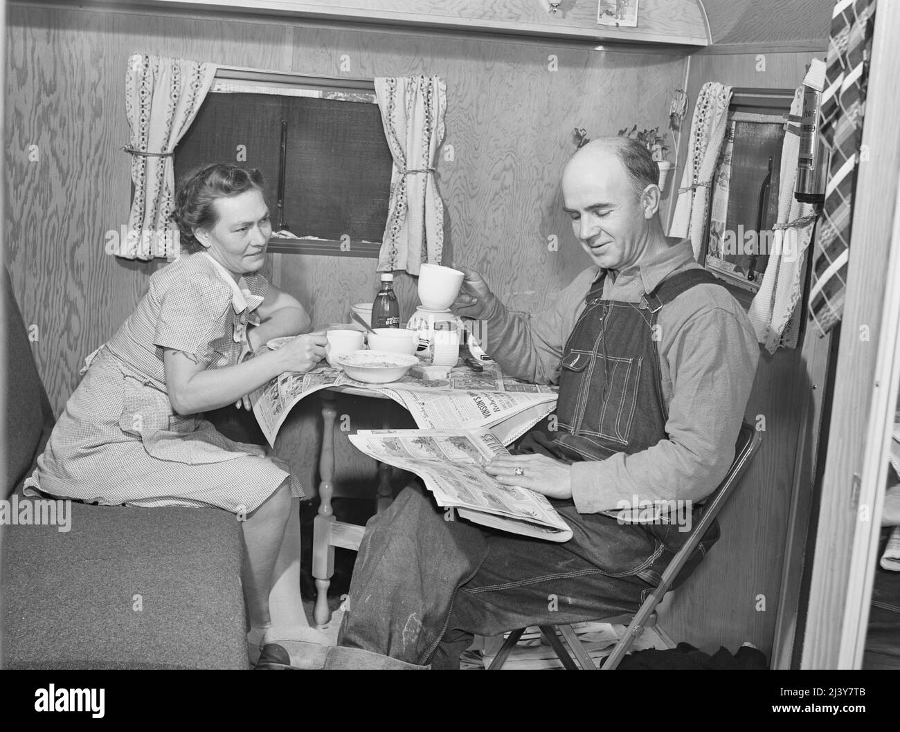 Burlington, Iowa. Unità Sunnyside, campo FSA (Farm Security Administration). In un rimorchio per lavoratori presso lo stabilimento di Burlington, febbraio 1942 Foto Stock