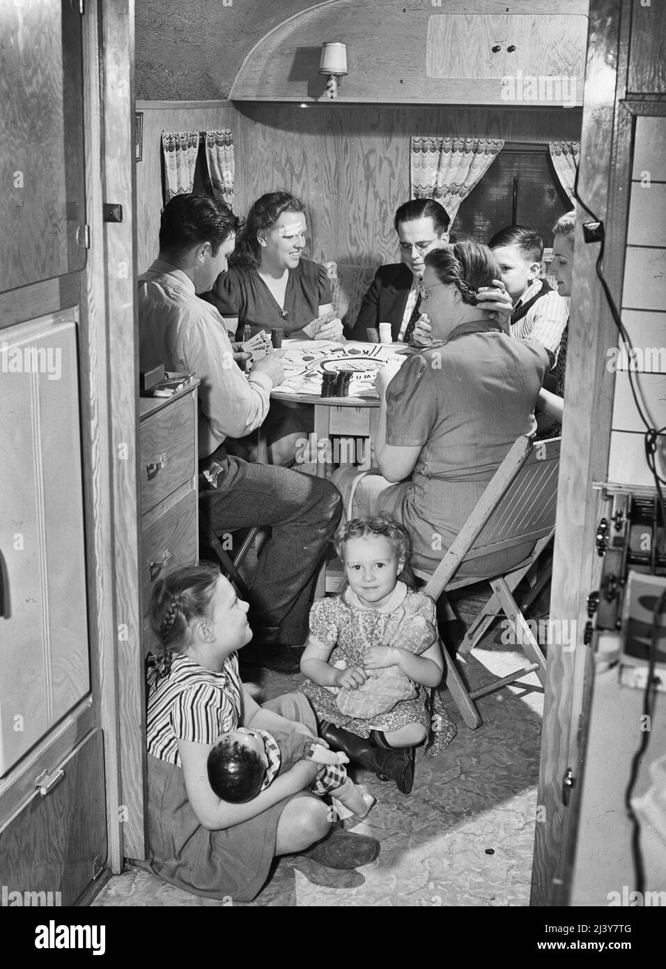 Burlington, Iowa. Sunnyside unità, FSA (Farm Security Administration) rimorchio campo. Domenica sera gioco di carte con i vicini nel rimorchio della famiglia Heller, che lavorano allo stabilimento di Burlington Ornance Foto Stock