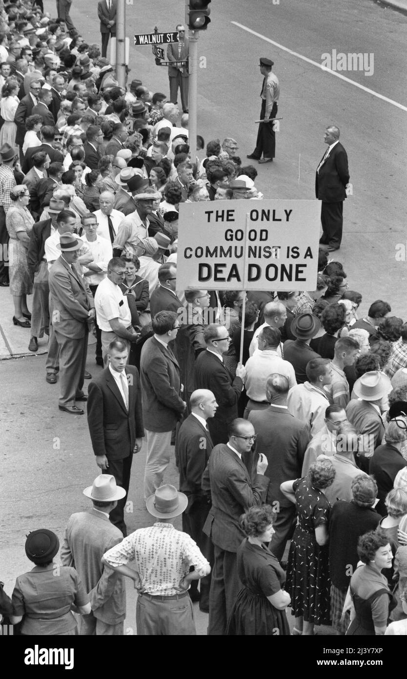 La folla si è riunita per strada per vedere il leader sovietico Nikita Khrushchev a Des Moines, Iowa; l'uomo ha firmato leggendo 'l'unico buon comunista è un comunista morto', settembre 1959 Foto Stock