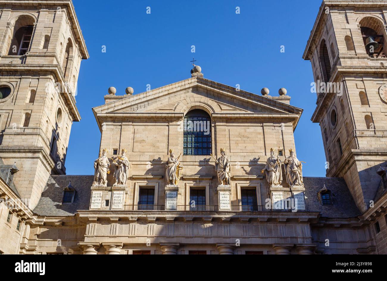 Statue di santi biblici sulla facciata del sito reale di San Lorenzo de El Escorial, un palazzo reale, monastero, museo e scuola, vicino Madrid Foto Stock
