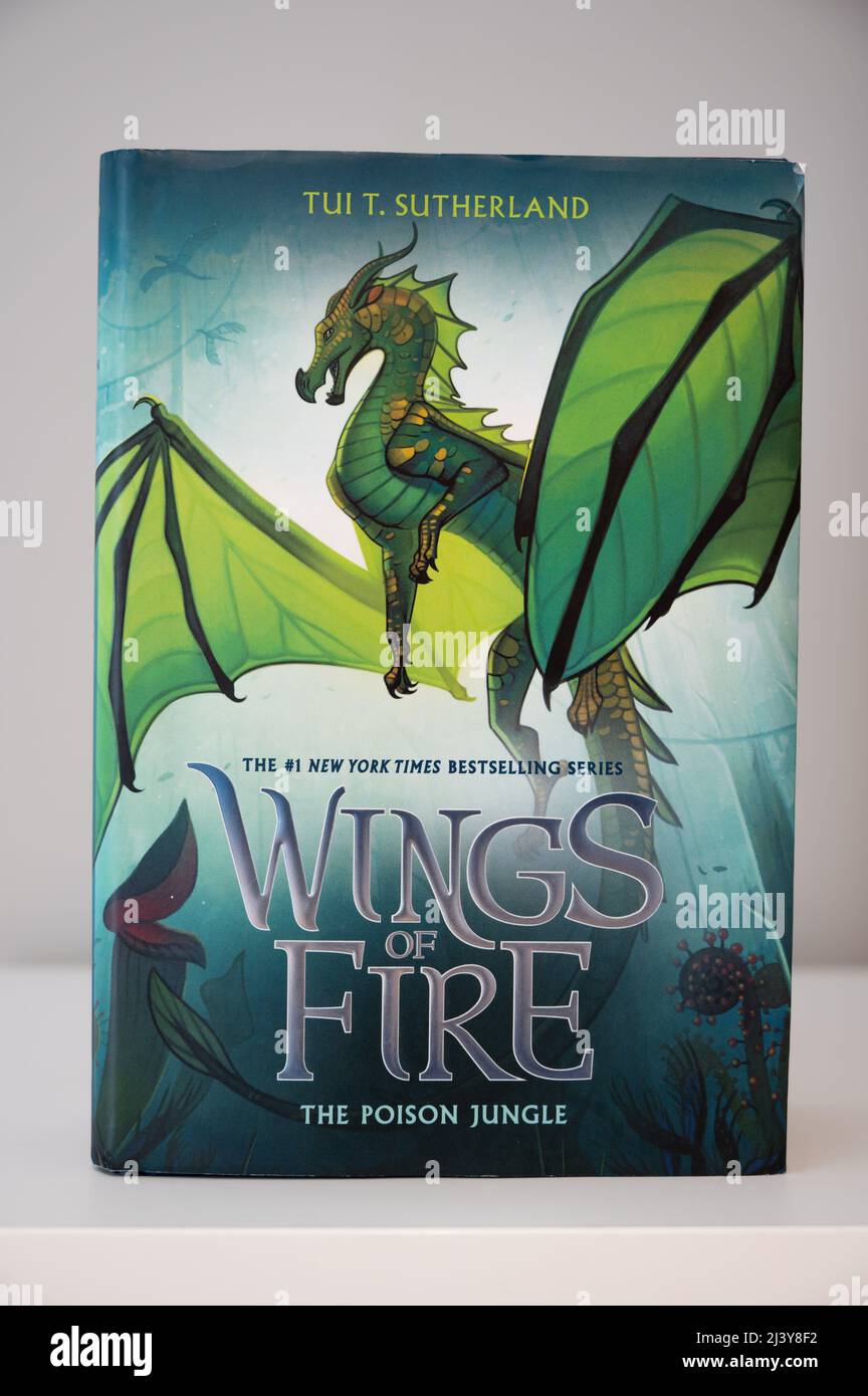 Calgary, Alberta - 9 aprile 2022: Un romanzo per bambini di Wings of Fire scritto da Tui T. Sutherland. Foto Stock