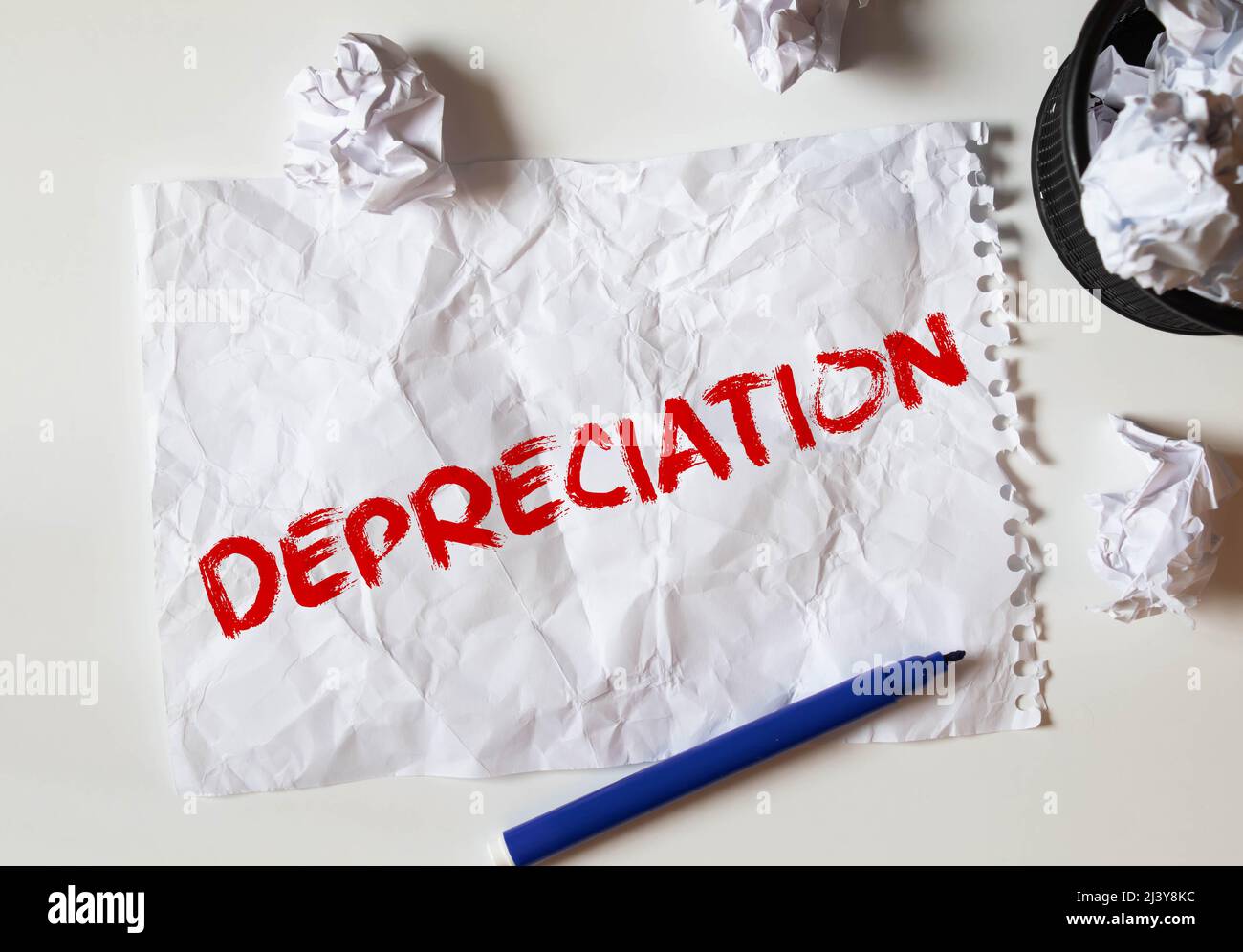 Immagine selettiva del fuoco di occhiali, penna e nota bancaria con la dicitura di ammortamento su sfondo di legno. Foto Stock