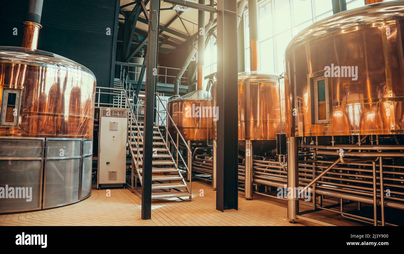 Attrezzature per birrifici. Produzione di birra. Vasche di stoccaggio rotonde cooper per la fermentazione e la maturazione della birra. Foto Stock