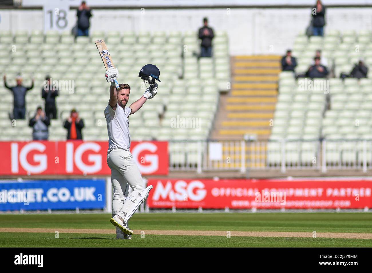 Matt Lamb celebra il suo 100 uomini di cricket - LV= ASSICURAZIONE COUNTY CHAMPIONSHIP Warwickshire / Surrey Foto Stock