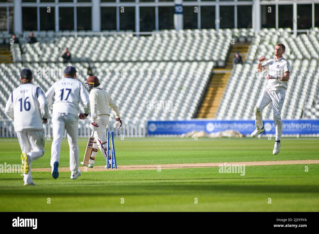 Olly Hannon-Dalby celebra la presa del cricket di Hashim Amla uomini Cricket - LV= ASSICURAZIONE CAMPIONATO DELLA CONTEA Warwickshire / Surrey Foto Stock