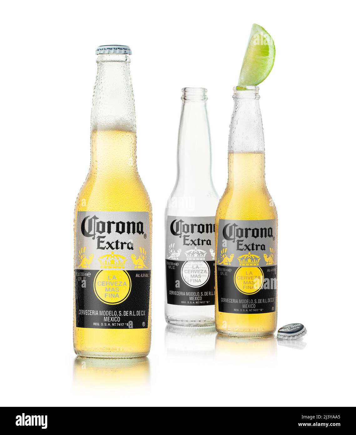 CHISINAU, MOLDAVIA - 9 aprile 2022: Miller Genuine Draft è l'originale birra alla spina confezionata filtrata a freddo, un prodotto della Miller Brewing Company Foto Stock