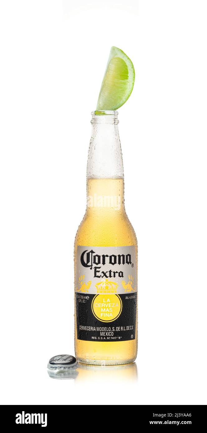 CHISINAU, MOLDAVIA - 9 aprile 2022: Miller Genuine Draft è l'originale birra alla spina confezionata filtrata a freddo, un prodotto della Miller Brewing Company Foto Stock