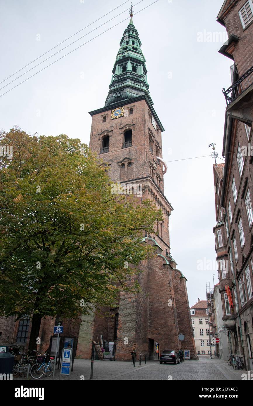 La vecchia torre della chiesa di St Nicholas con anello rosa 'cose per Una torre simmetrica' di Tommy Stockel al Nikolaj Contemporary Art Center di Copenhagen, D. Foto Stock