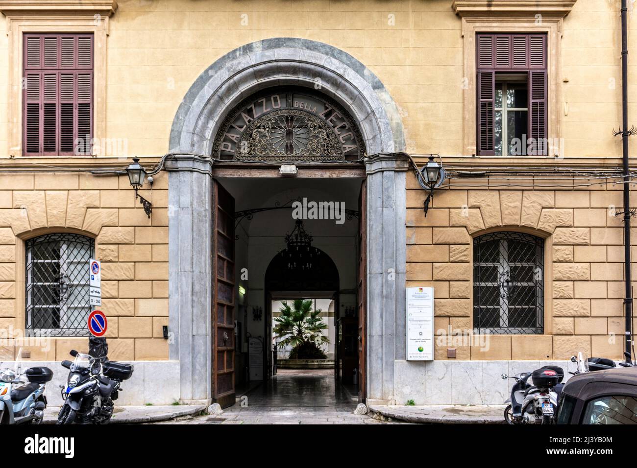 L'ingresso ad arco alla Palazza della Zecca, Palermo, Sicilia, Italia. Il Dipartimento regionale dell'Agricoltura. Foto Stock