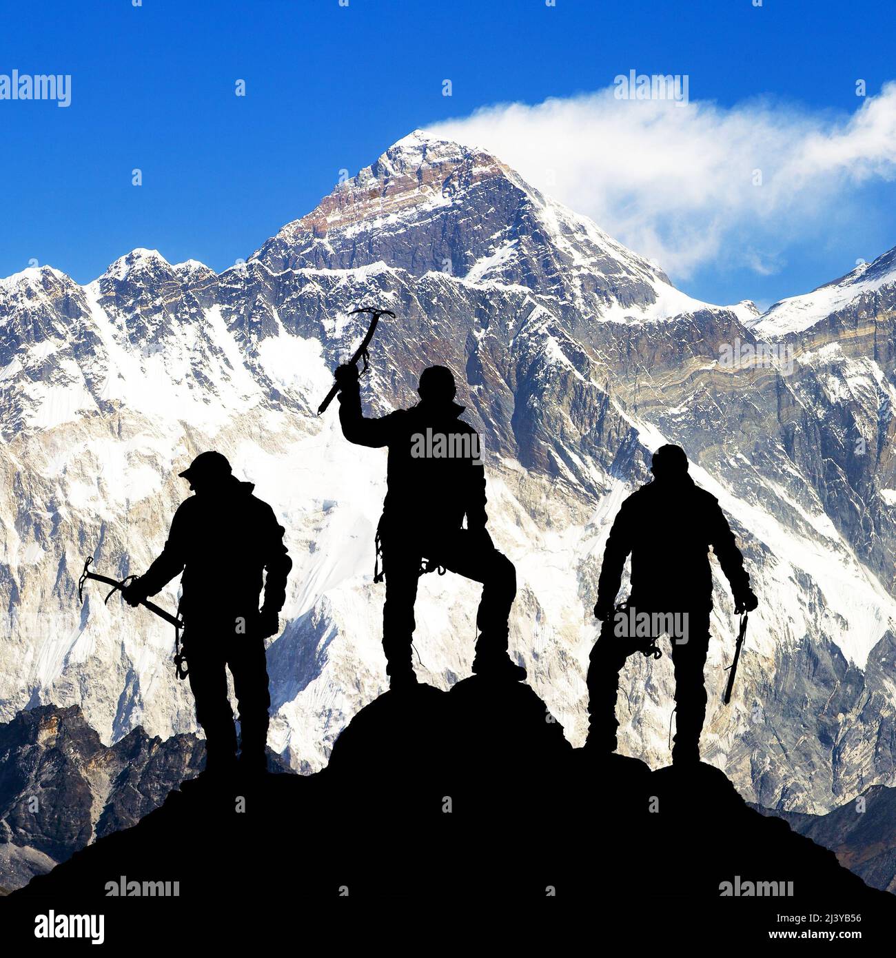 Monte Everest con silhouette nera di tre arrampicatori con ascia di ghiaccio in mano sulla strada per l'Everest campo base, valle di Khumbu Solukhumbu - Nepal Himalayas Foto Stock