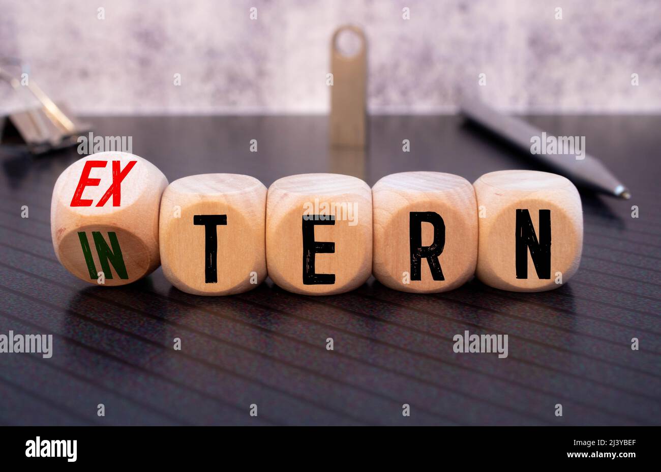 Cubi, dadi o blocchi che mostrano le parole esterne ed interne su sfondo di legno. Foto Stock