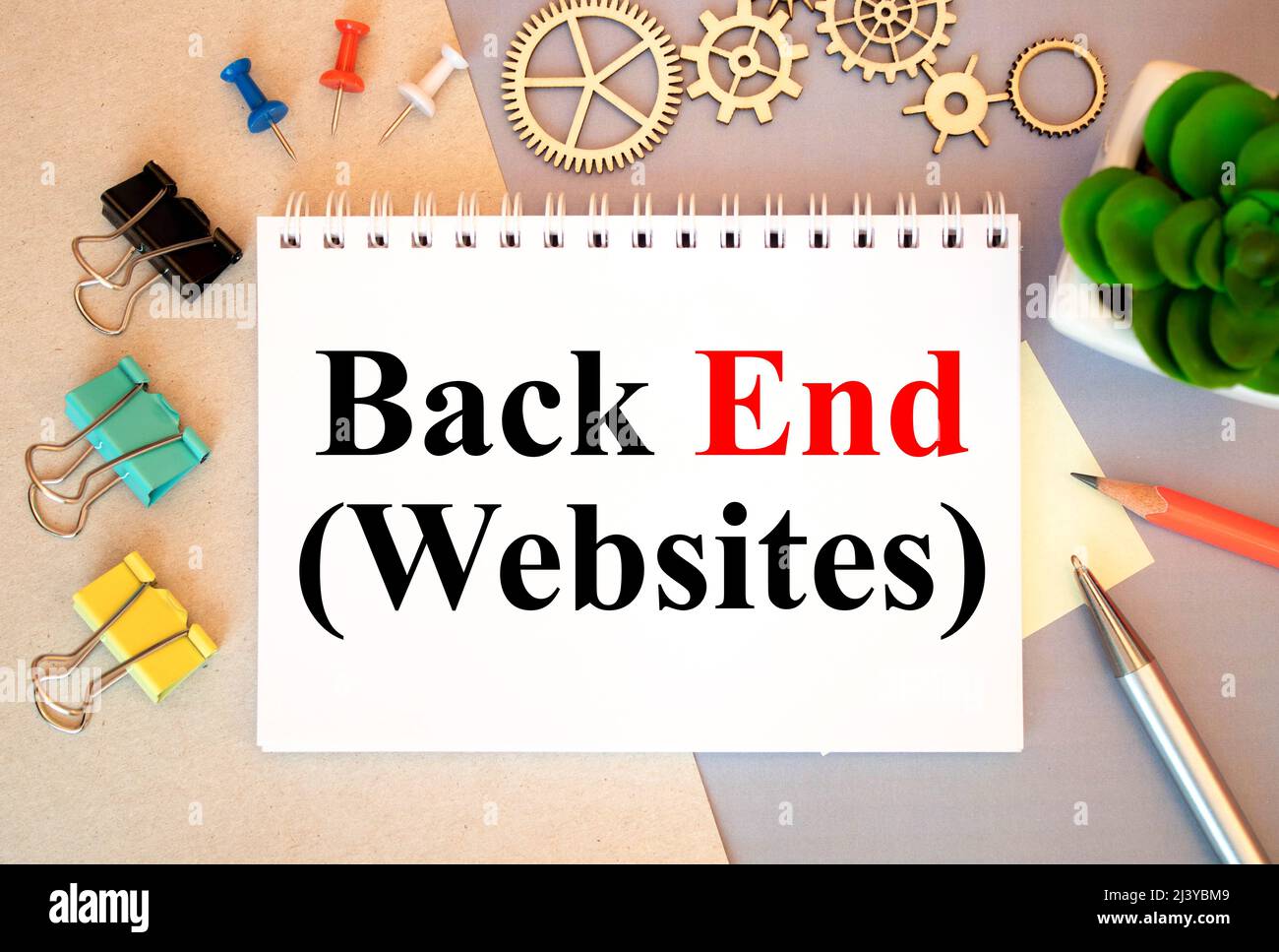 Programmazione del sito Internet. Foto lavoro sviluppatore. Workstation per webdesigner. SVILUPPO software WWW. Codice di programmazione. Codifica Cyberspa Foto Stock