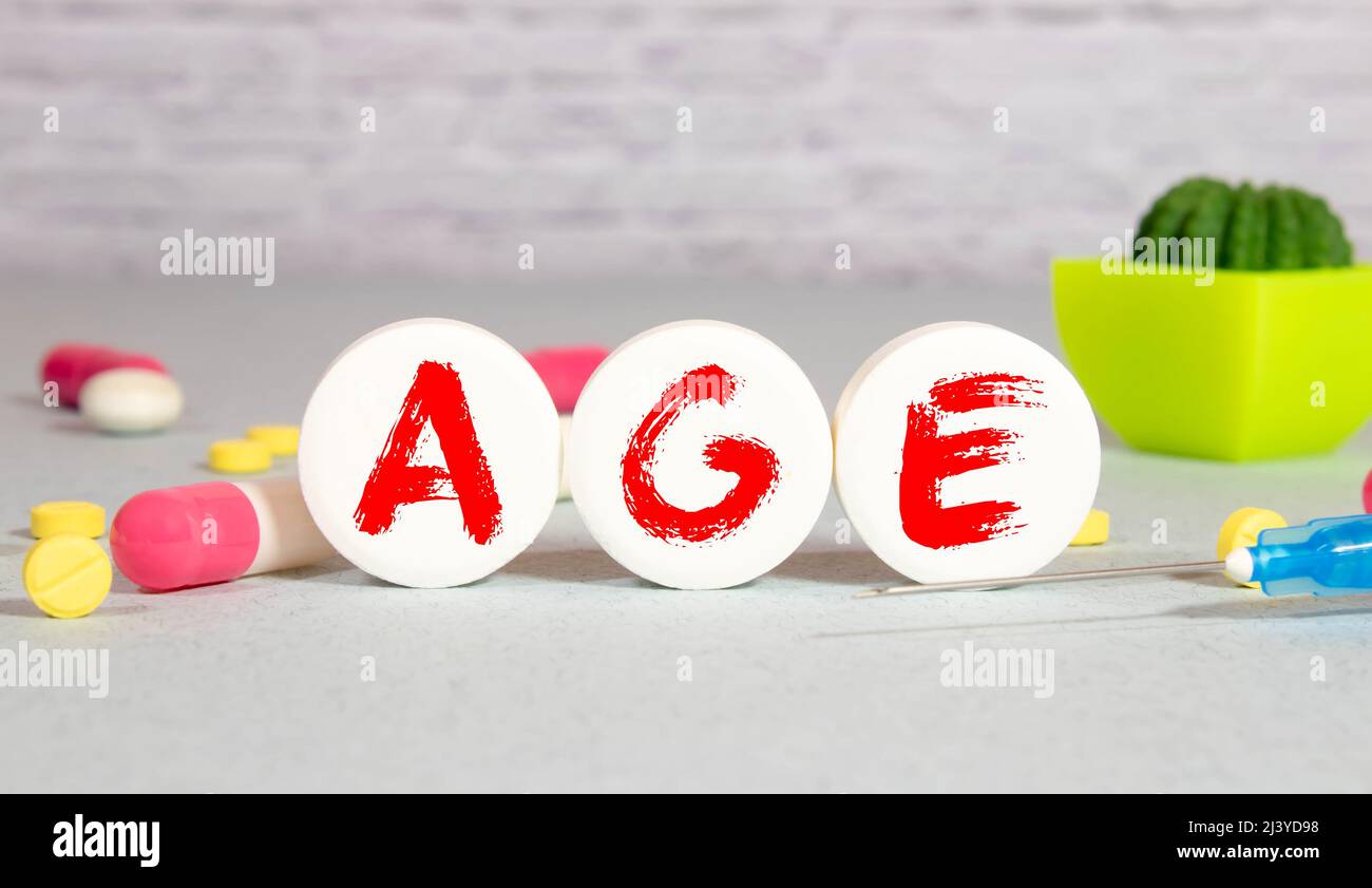 La parola età su cubi di legno, Foto Stock