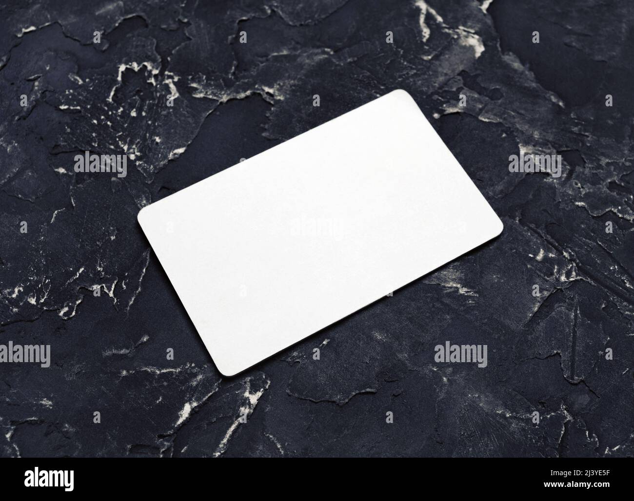 Mockup biglietto da visita vuoto su sfondo nero intonaco. Spazio di copia per il testo. Foto Stock