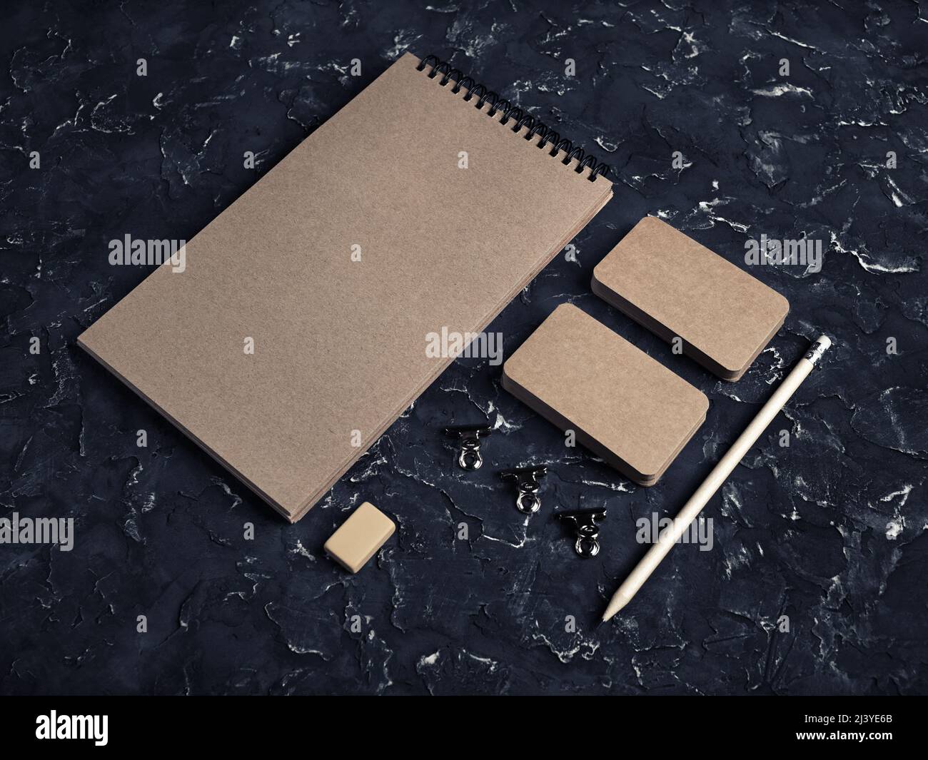 Carta da cancelleria Kraft. Modello di identità aziendale vuoto su sfondo in gesso nero. Design dinamico. Foto Stock