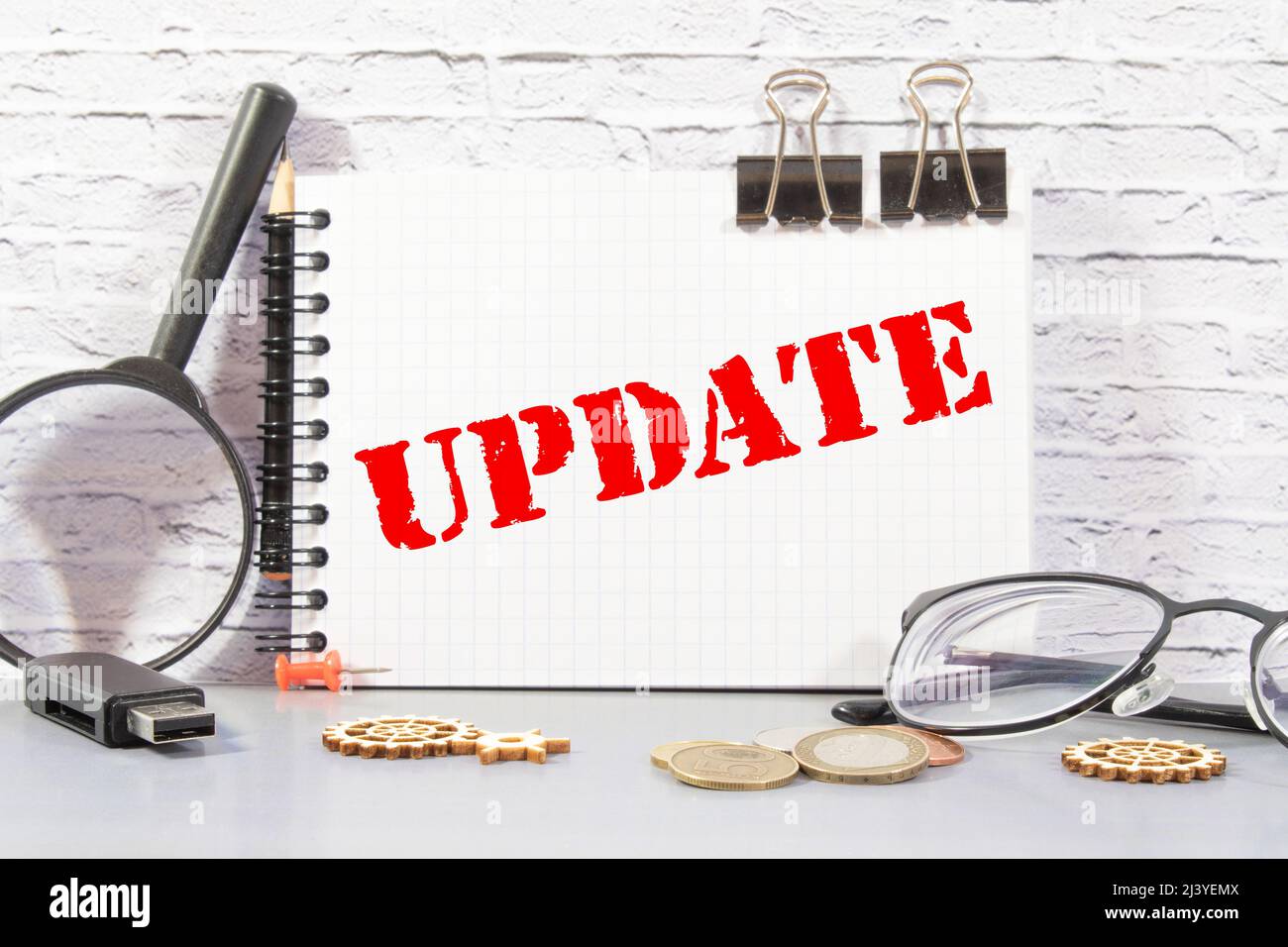 Aggiornamento dell'adesivo con iscrizione al piano di marketing sulla tastiera del computer. Foto Stock