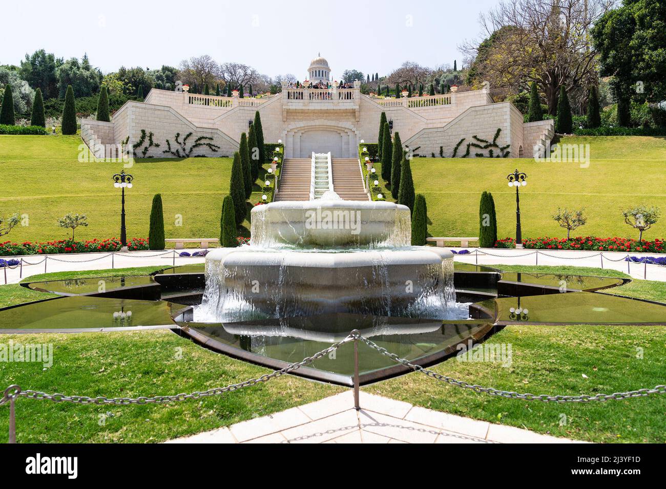 Haifa, Israele. 10th Apr 2022. Vista dei giardini del Santuario del Bab - il sito patrimonio mondiale dell'UNESCO dove sono sepolti i resti del Bab, fondatore della fede BahaÃŠÂ¼i. Il Santuario è arricchito da 19 terrazze giardino che si estendono per un chilometro dalla base del Monte Carmelo fino alla sua cima. (Credit Image: © Lev Radin/Pacific Press via ZUMA Press Wire) Foto Stock