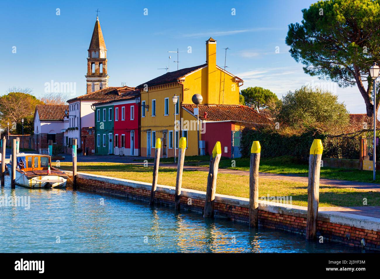 Vista sul campanile di San Michele Arcangelo e sulle case colorate di Mazzorbo, Venezia Foto Stock