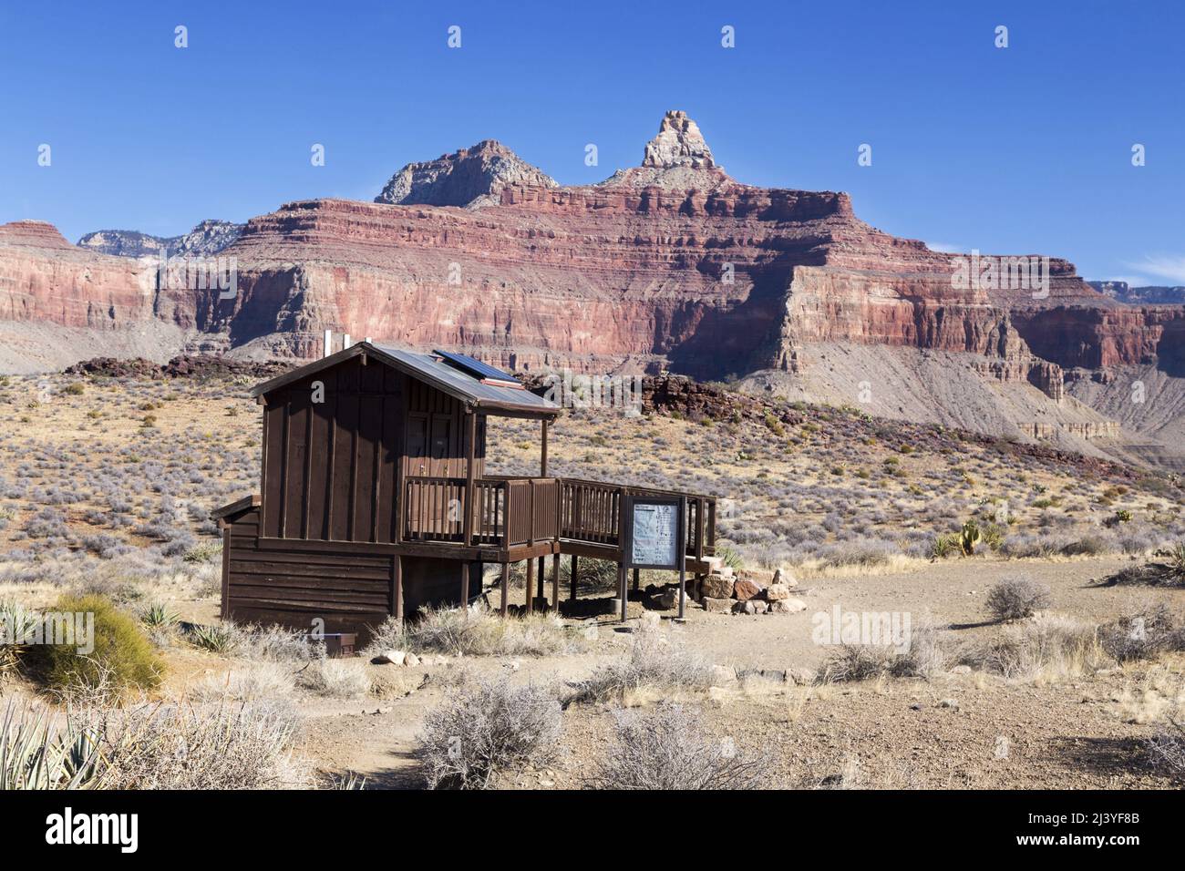 Rustic Outdoor Outdoor Shelter in legno sul sentiero escursionistico South Kaibab. Panorama del Grand Canyon Arizona National Park Red Rock Formations Landscape. Foto Stock
