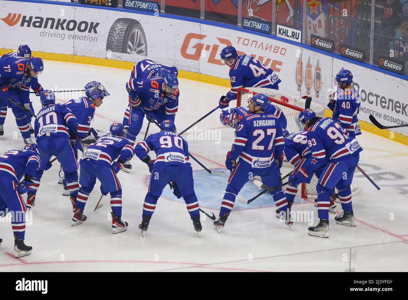 San Pietroburgo, Russia. 10th Apr 2022. I giocatori DI SKA Hockey Club hanno visto durante le finali 2021-22 della Conferenza della Lega di Hockey Kontinental tra SKA San Pietroburgo e CSKA Mosca al Palazzo di ghiaccio. Punteggio finale; SKA San Pietroburgo 3:2 CSKA Mosca. Credit: SOPA Images Limited/Alamy Live News Foto Stock