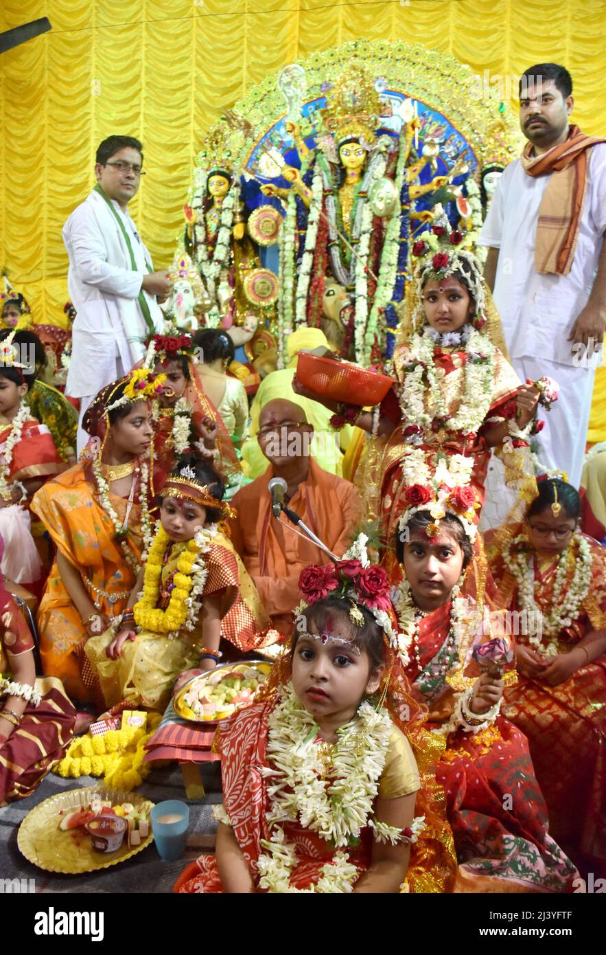 Kolkata, Bengala Occidentale, India. 10th Apr 2022. Le ragazze prendono parte al rituale 'Kumari Puja' come parte del festival indù annuale di RAM Navami all'ashram di Adyapeath alla periferia di Kolkata. (Credit Image: © Dipa Chakraborty/Pacific Press via ZUMA Press Wire) Foto Stock