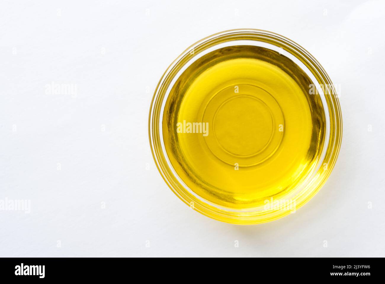 Olio extra vergine di oliva in una ciotola Foto Stock